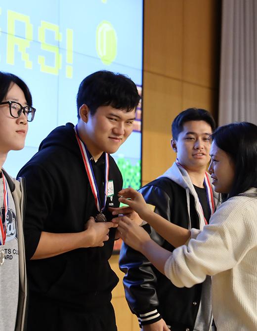 목에 메달 거는 학생 모습